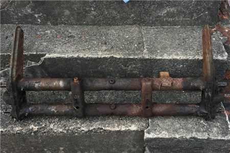 Front beam with leaves