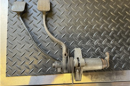 Early LHD pedal set