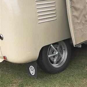 How many barn doors? 
Classics at the Clubhouse.
.
#vintagevw #pre67vw #barndoorbus
